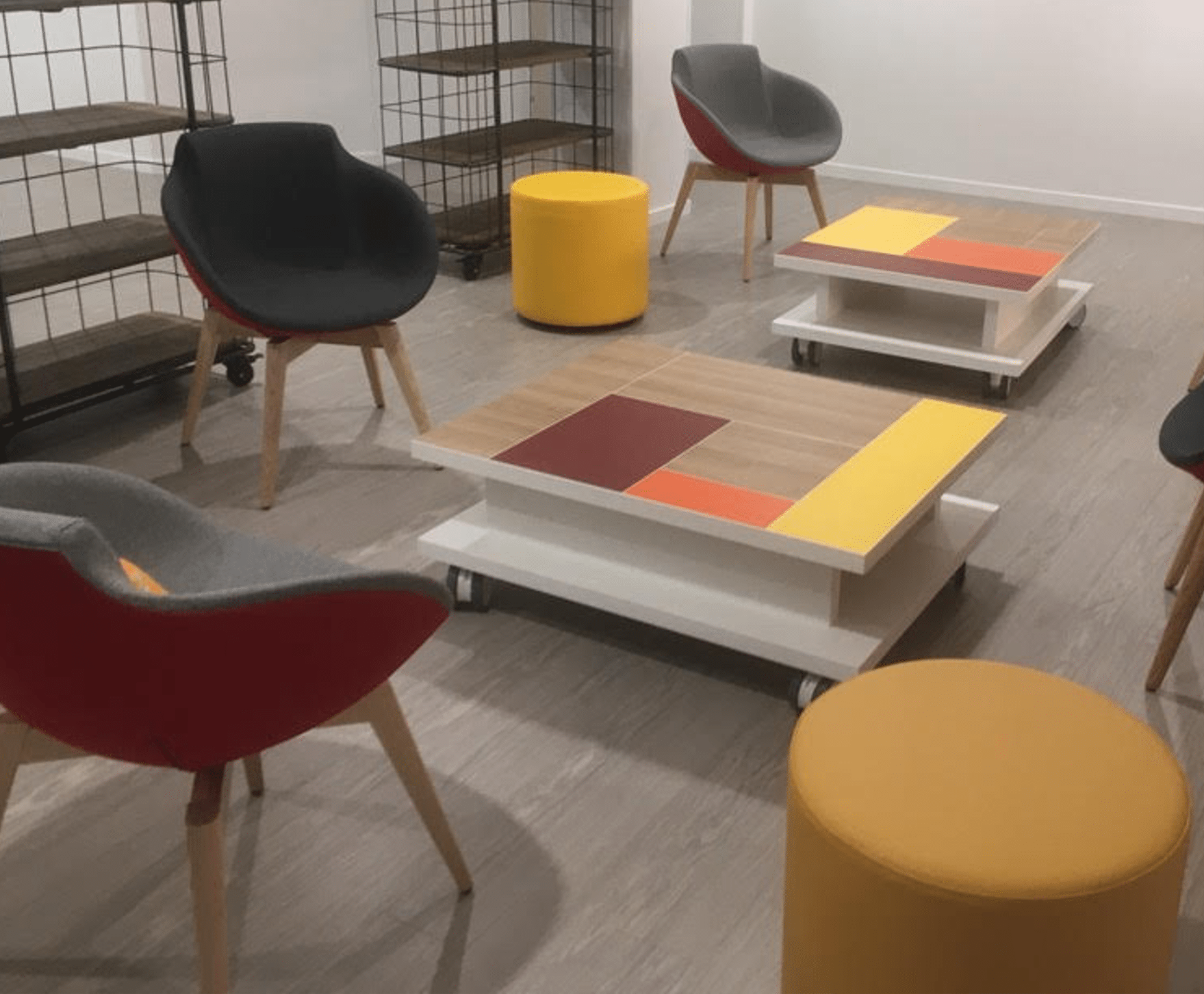 Table basse sur roulette