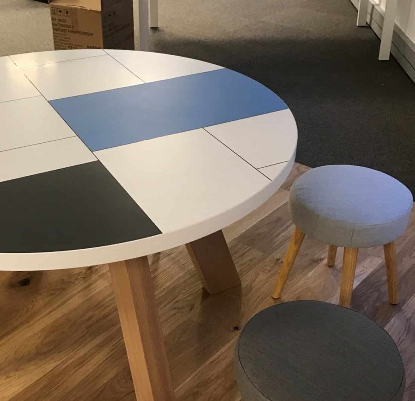 Table basse ronde sur pied